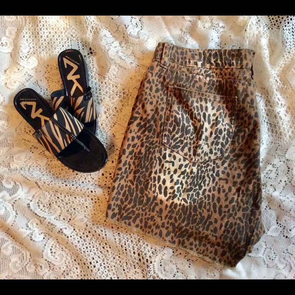 Sizzle Women’s Animal Print Short Shorts